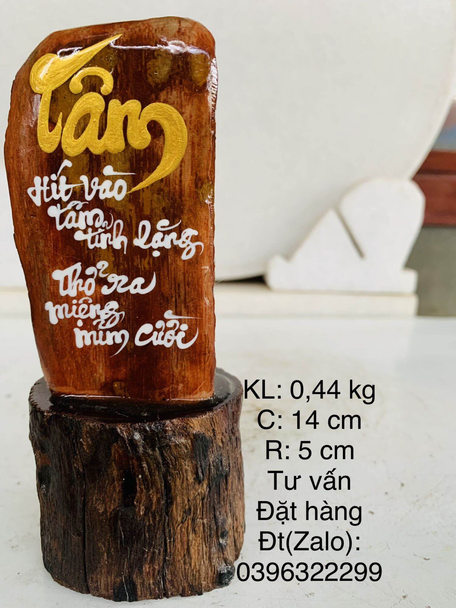 Thư pháp trên Gỗ Hoá Thạch tự nhiên, thơ: , khách click “mua ngay” để chọn sản phẩm đúng ý ,viết chữ theo yêu cầu quý khách..