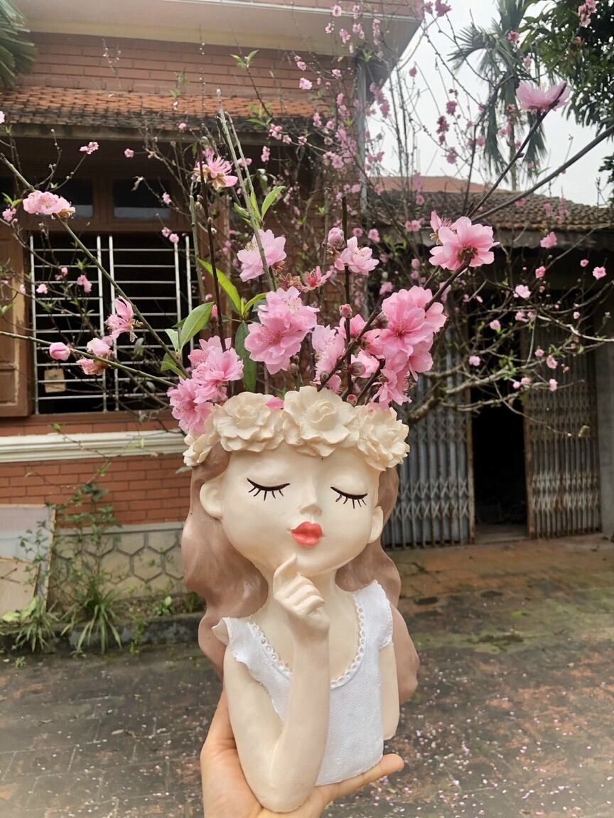 Bình hoa cô gái nhắm mắt