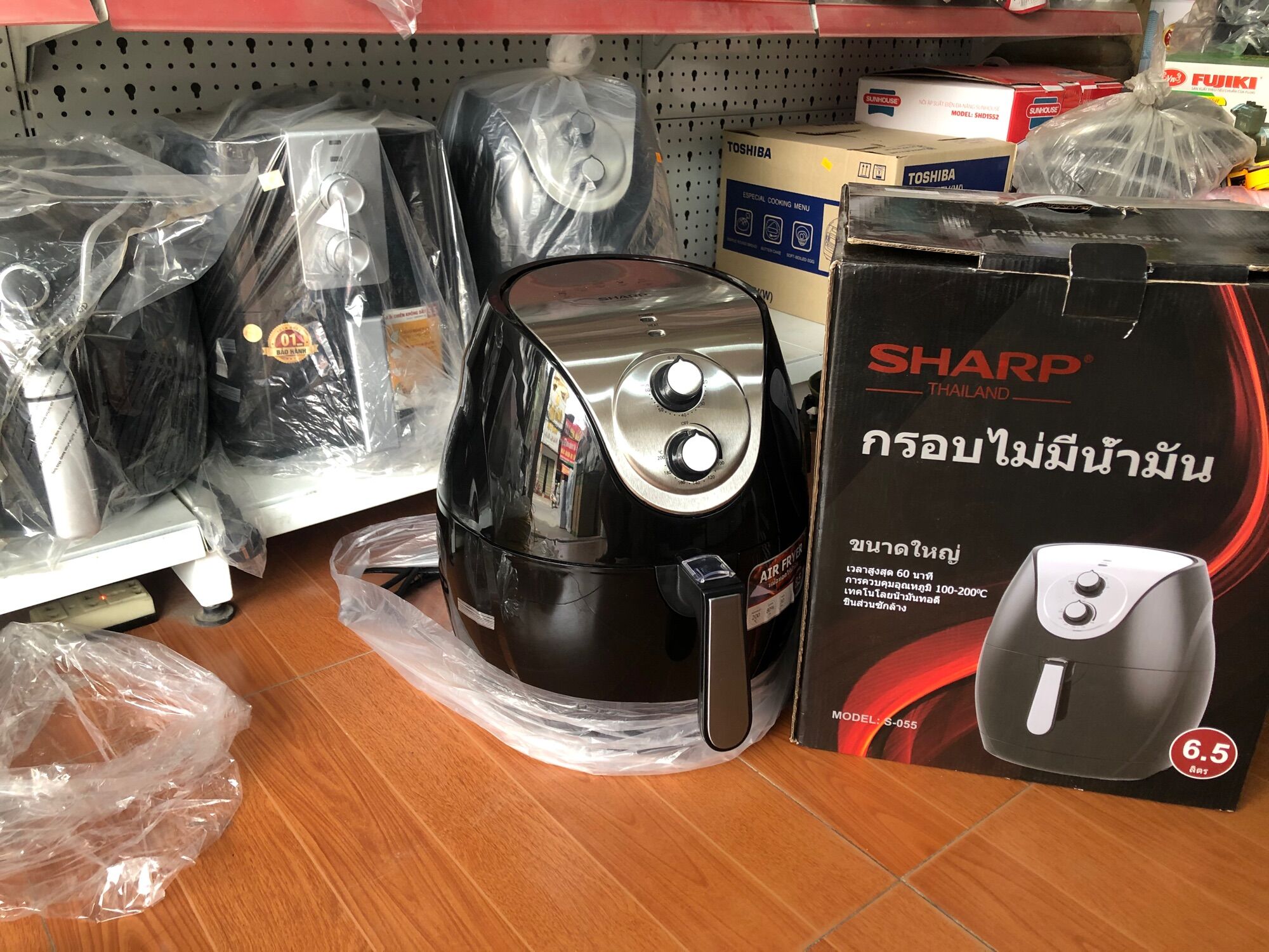 Nồi chiên không dầu Sharp 8,5l chiên thức ăn giòn, ngon, màu đẹp.Nồi chiên tiên lợi, nhanh gọn, dễ vệ sinh, bền và đẹp.Dễ sử dụng