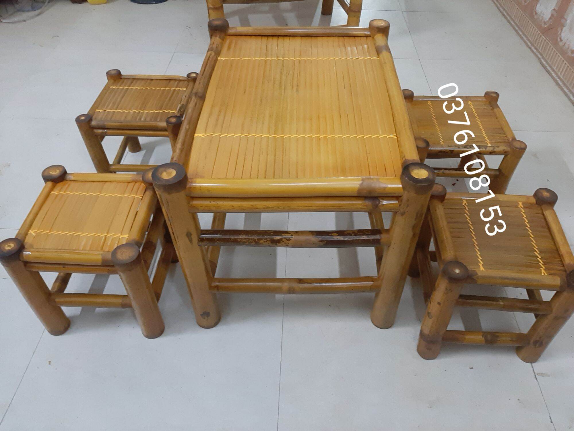 Bộ bàn ghế tre già tự nhiên đã xử lý mối mọt và phun pu phủ bóng. kích thích bàn 50x 70cm cao 50cm. ghế 30x 30cm x 30cm