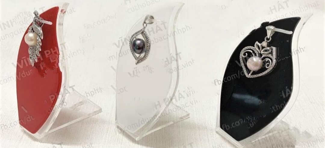 Kệ trưng mặt dây chuyền hình chiếc lá