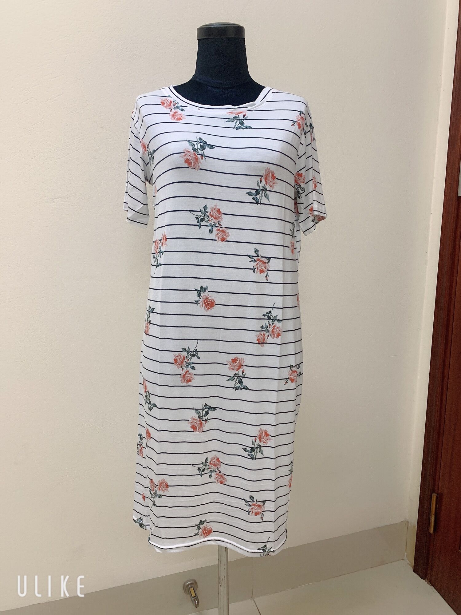 Váy dáng suông kẻ ngang trẻ trung