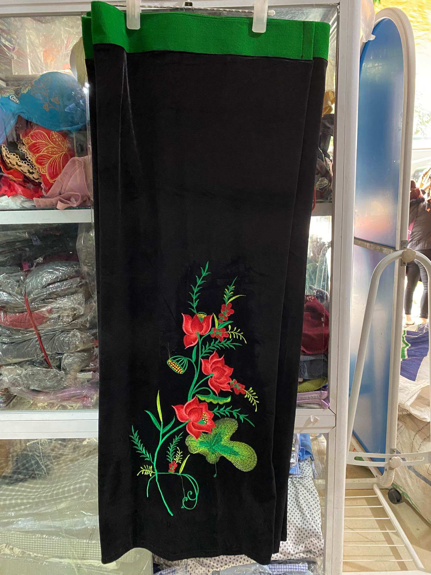 Váy nhung dãn hoa thêu 10 biên , váy gấp loại đẹp dân tộc thái