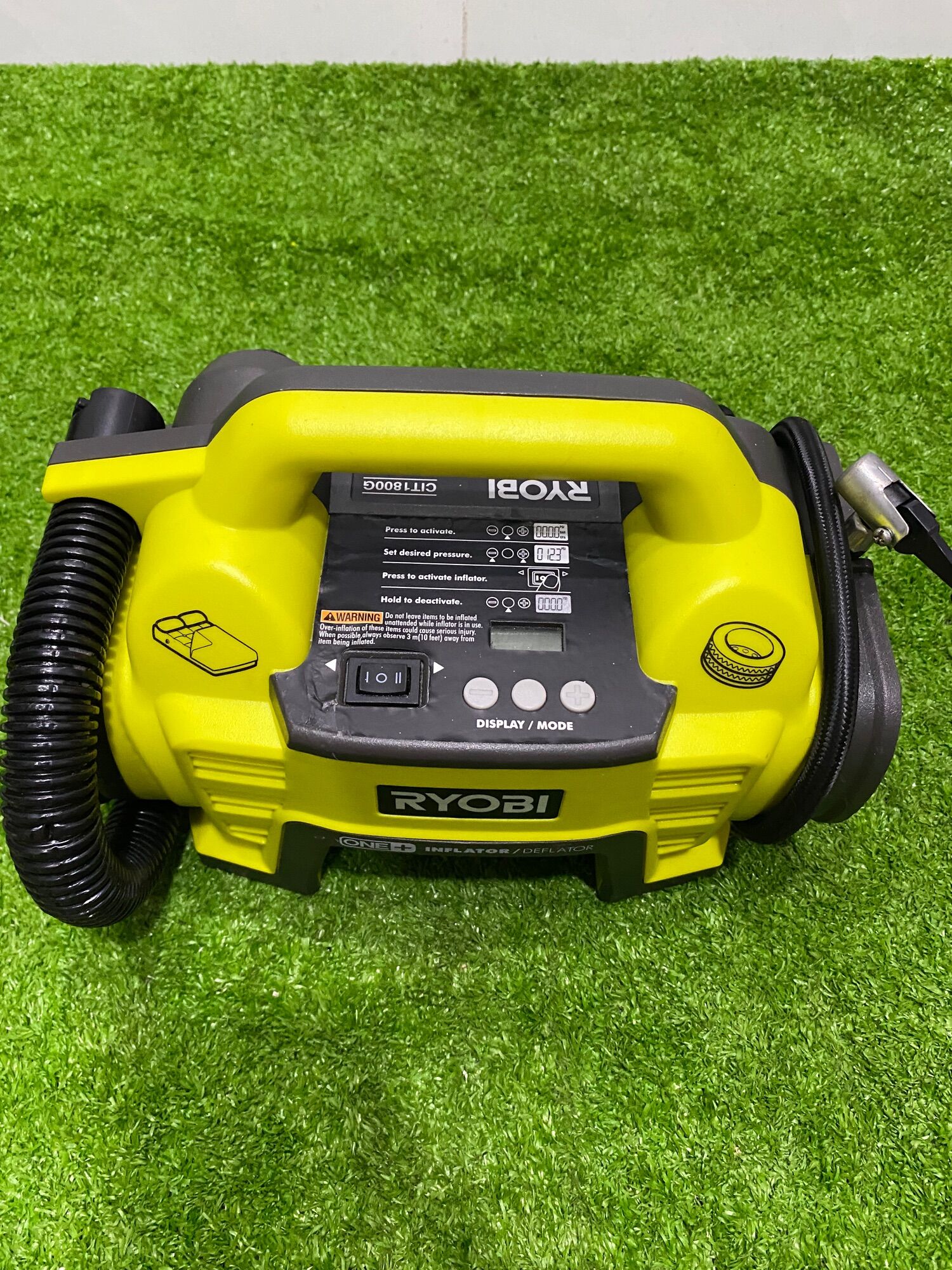 Máy bơm hơi dung pin ryobi cit1800g thông số kỹ thuật tên model cit1800g kích thước sản phẩm w: 250 h: 190 l: 160