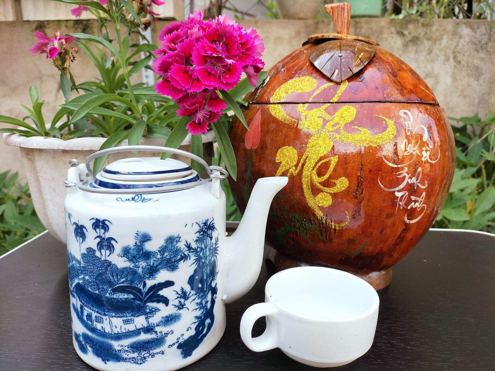 Bình ủ ấm trà trái dừa vẽ thư pháp