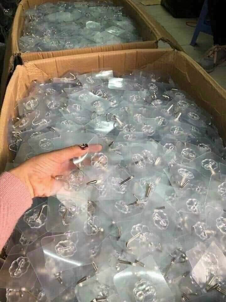 1 cái móc dán tường