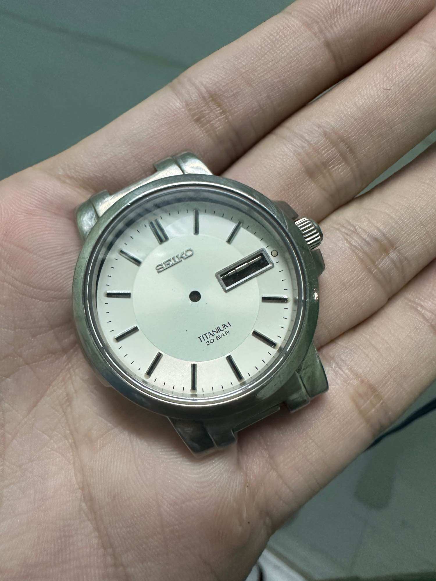 Vỏ đồng hồ Seiko Spirit full titanium mua về tháy máy với kim vào là chạy ( qua sử dụng )