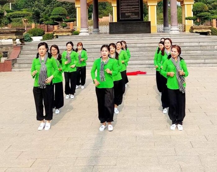 ÁO BÀ BA TRƠN CHƯA CÓ QUẦN  MÀU XANH LÁ.