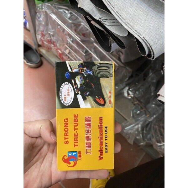 Keo vá , miếng vá xe máy , xe đạp , vá săm xe máy , xe đạp . Hộp 24 miếng (kèm keo vá)