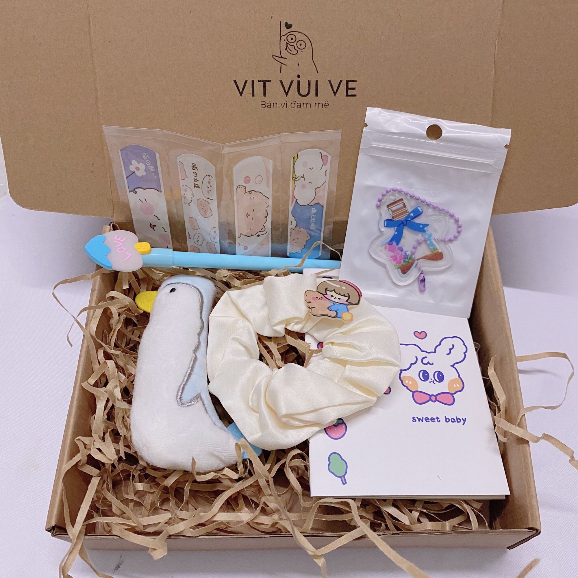 Hộp quà pin cài back to school - VITVANGVUIVE