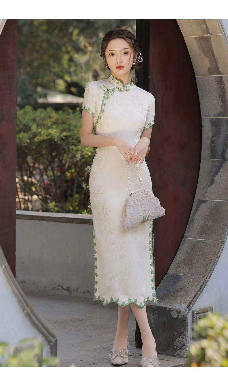 Đầm Sườn Xám Cách Tân Trung Hoa Trắng Viền Hoa Xanh Phong Cách Sang Trọng