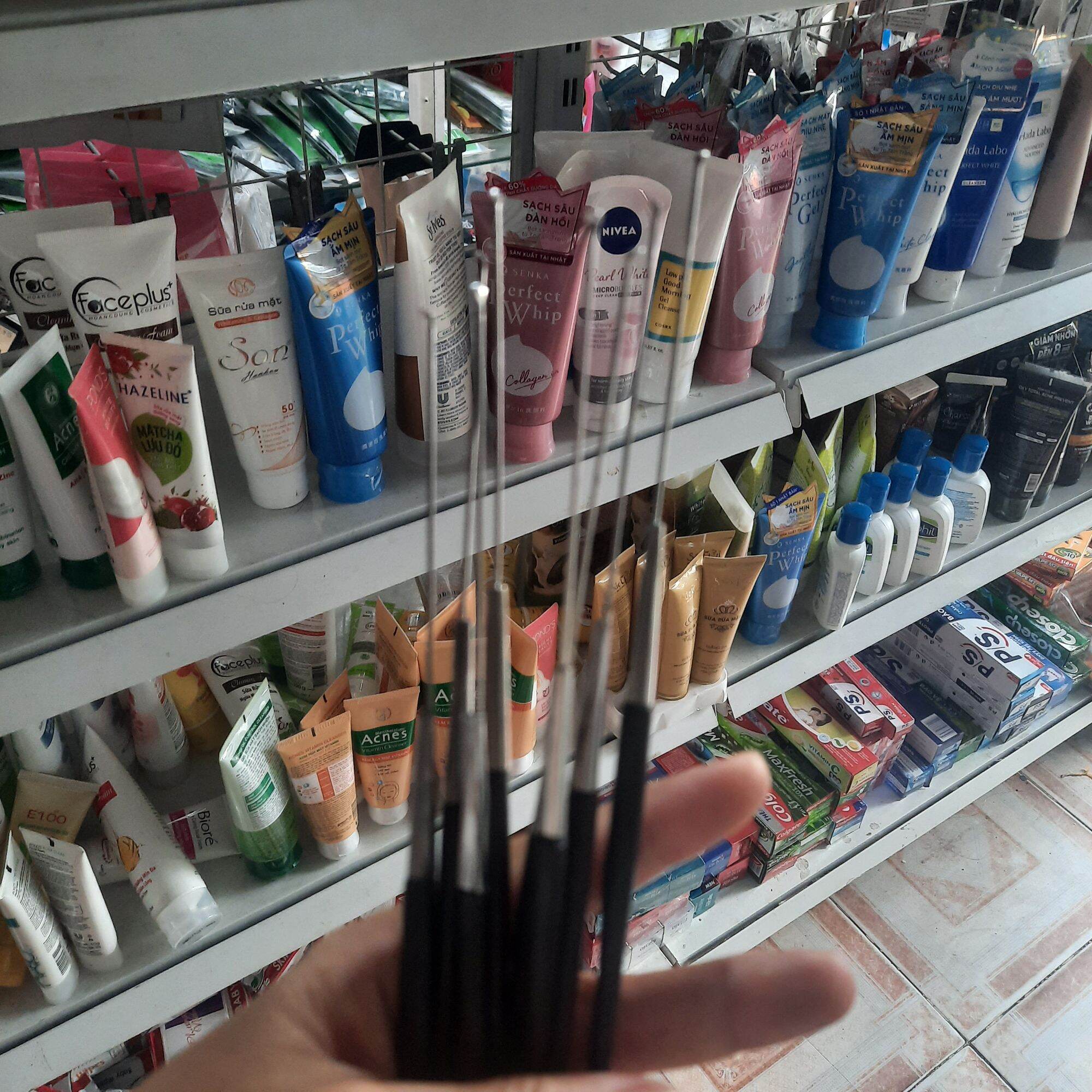 cây móc ráy tai cán gỗ màu đen