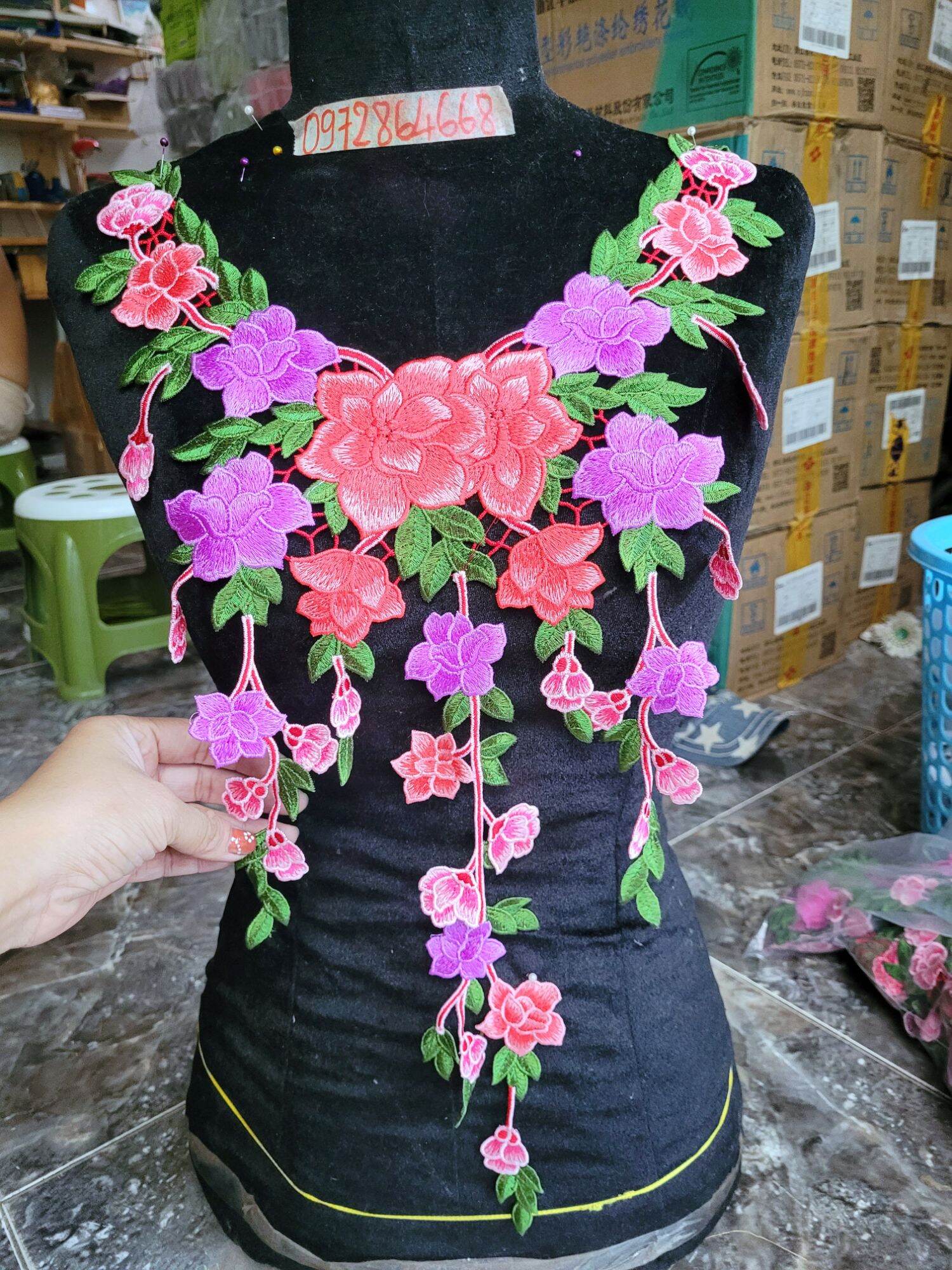 Cổ, hoa thêu 2 bên màu tím hồng BC07