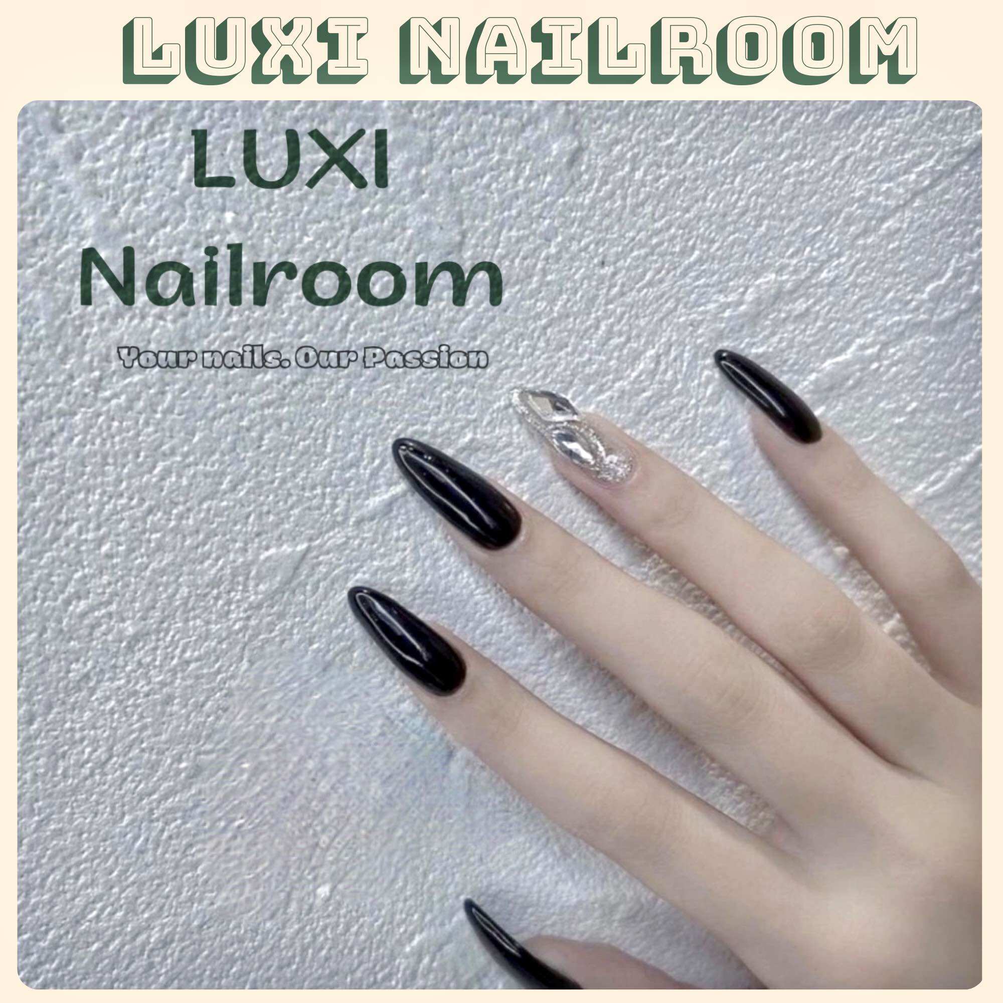 Nailbox - móng úp thiết kế thủ công mẫu sơn tone đen đính đá cá tính. luxi nailroom
