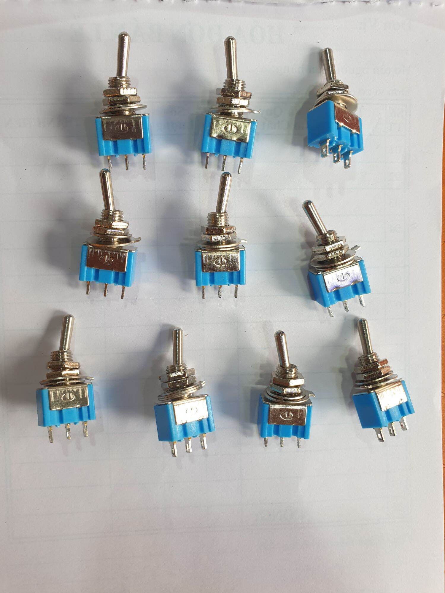 10 cái công tắc xanh gạt