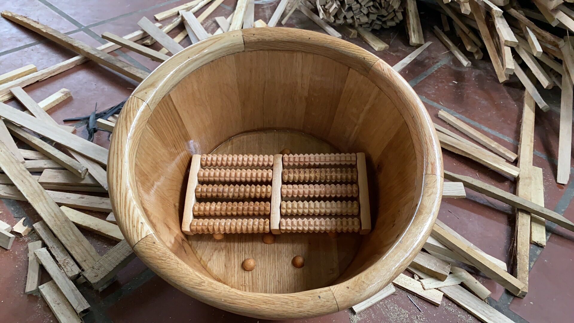 Chậu ngâm chân gỗ sồi và bàn massage