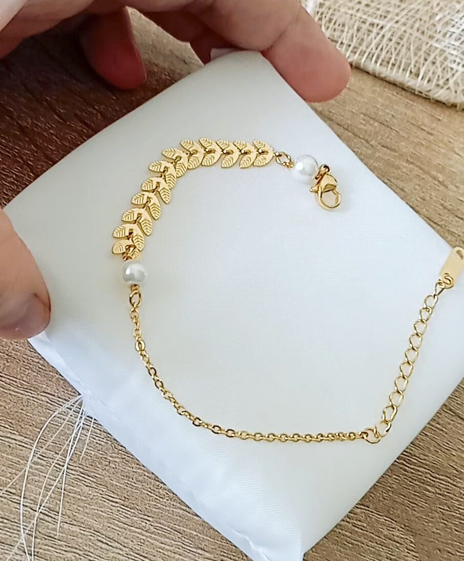 Lắc tay titan chiếc lá mạ vàng