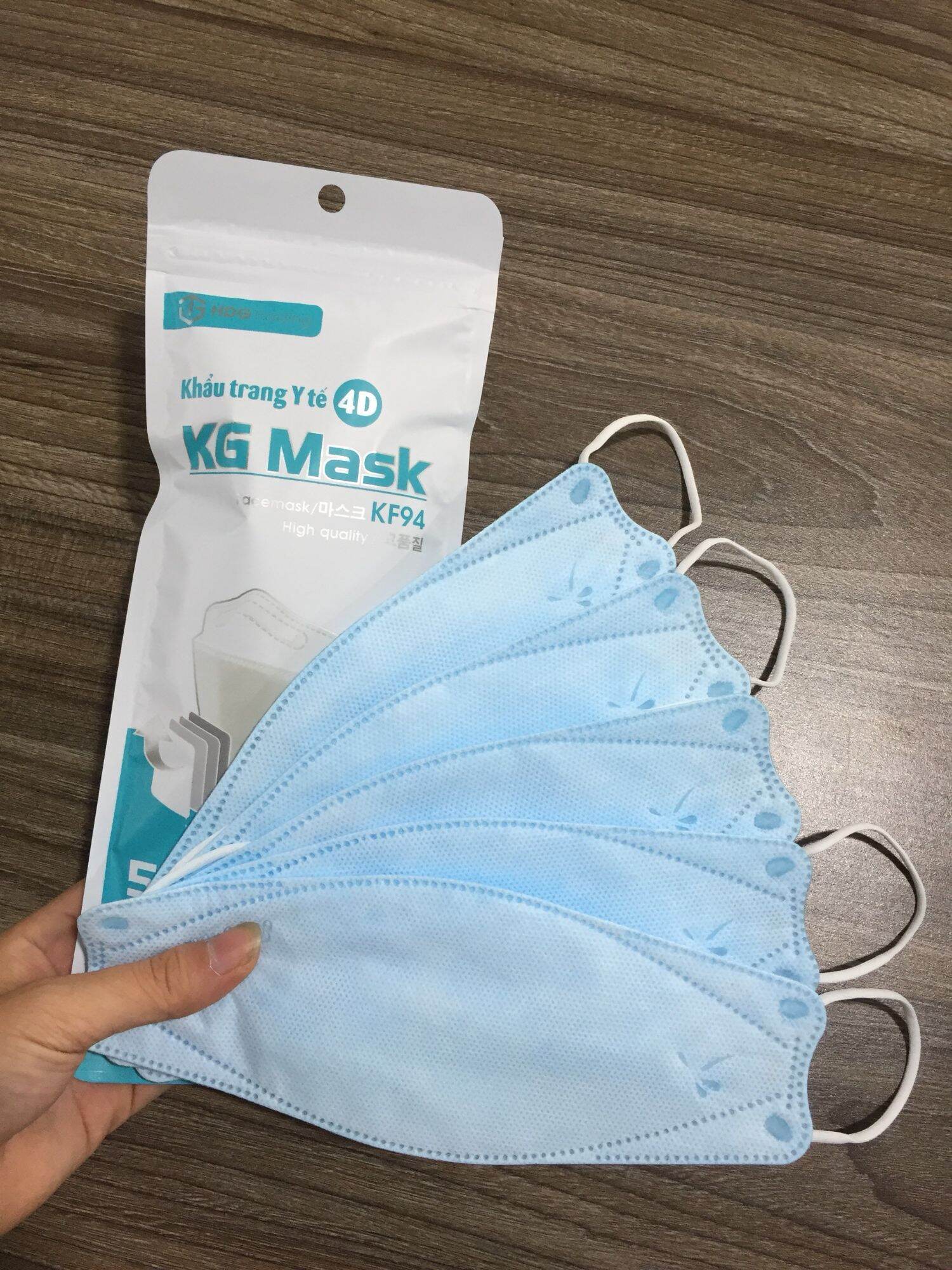 Khẩu trang 4D KG Mask KF94.➩Quy cách đóng gói : 1 túi 5 chiếc
➩Mô tả sản phẩm 
✔ 1 lớp giấy lọc kháng khuẩn, 3 lớp vải SMS kháng khuẩn 
✔ Ngăn chặn khói bụi, vi khuẩn, bảo vệ hệ hô hấp.

✔ Chất liệu vải không dệt tự nhiên, mềm mịn, không thấm nước.