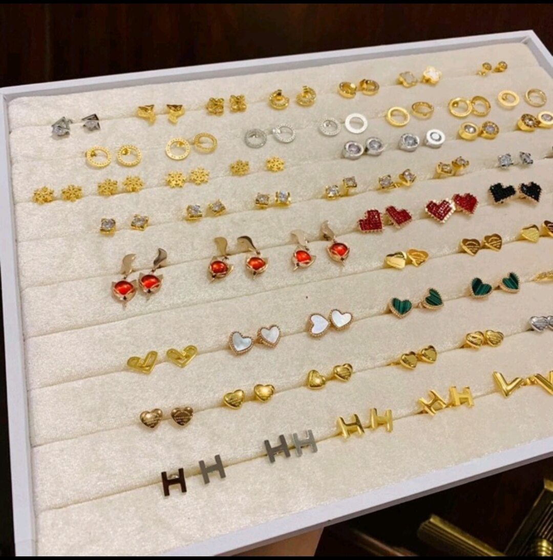 Khay nhung trưng bày nhẫn màu trắng
