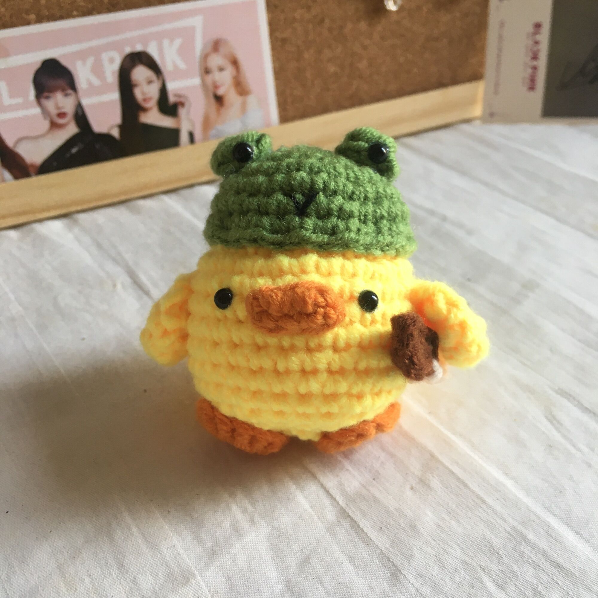 Móc khoá bé vịt đội mũ ếch độc lạ cute