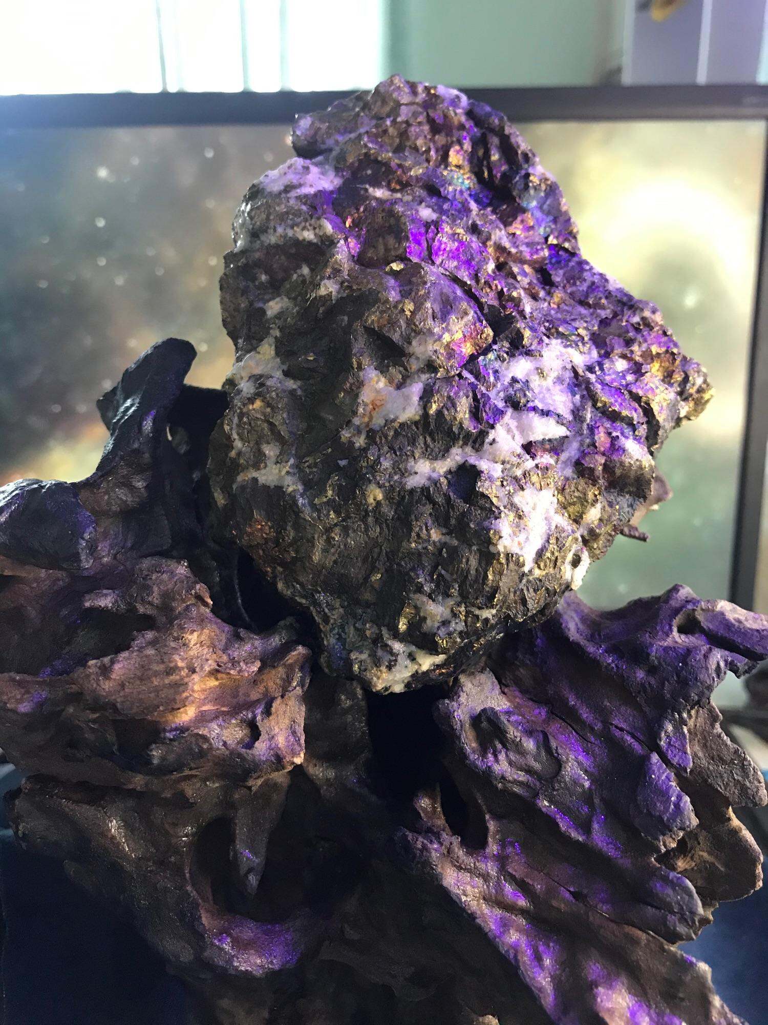 Đá vàng găm Pyrite ngũ sắc tự nhiên kèm đế gỗ độc đáo R37