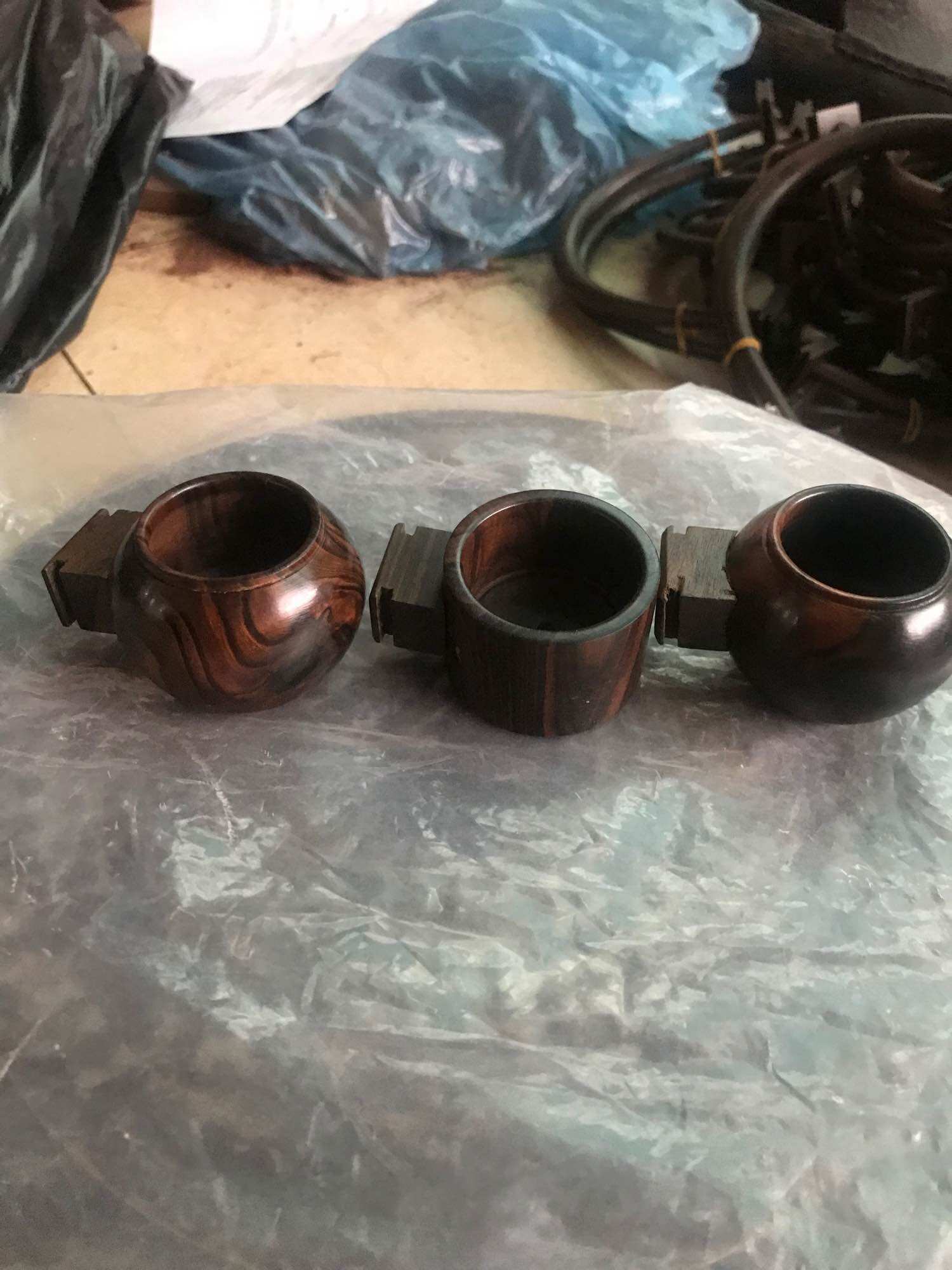 Cóng mun đựng thức ăn, nước cho chim chào mào