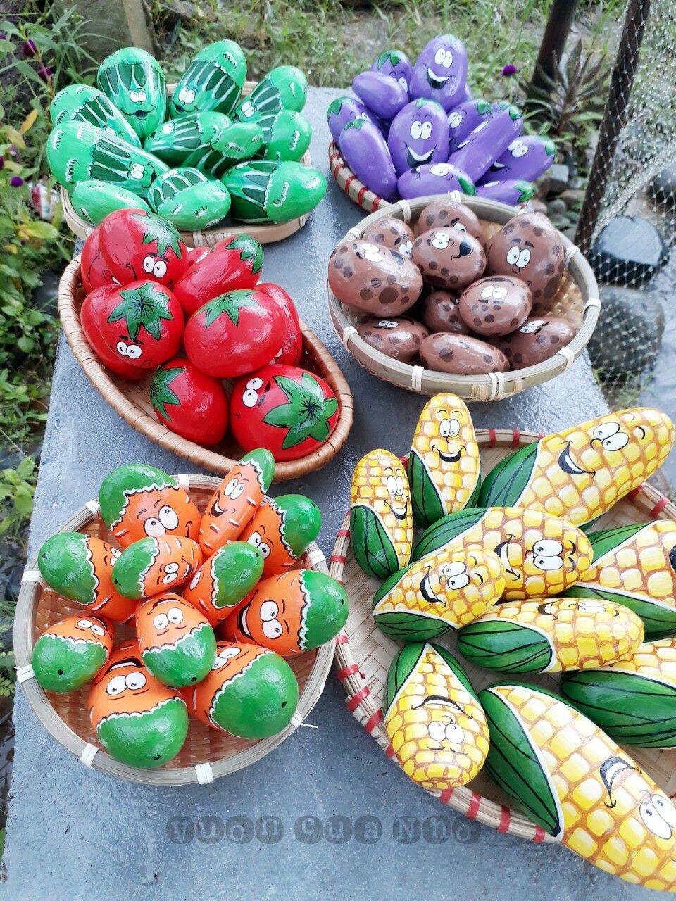 Bắp bằng đá cuội vẽ tay