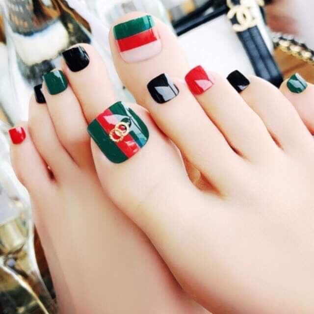 Bộ 24 móng chân giả Gucci lên chân cực đẹp