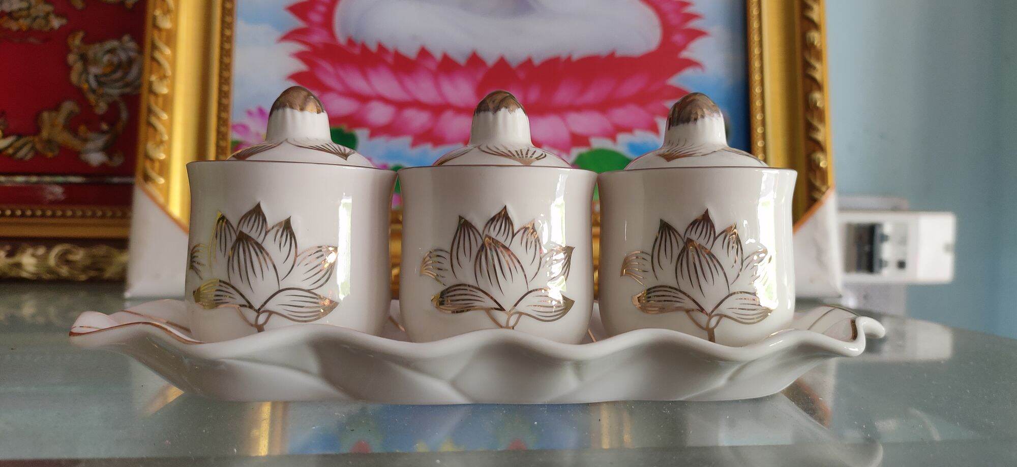Chung nước cúng 3 ly.