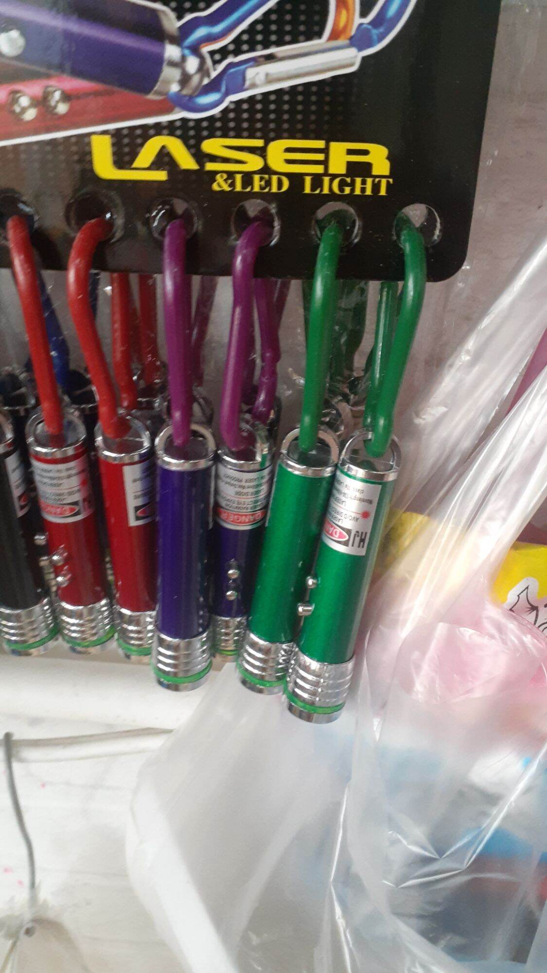 Đèn Laser 4 chức năng( đèn pin, tia laser,rọi tiền giả,móc khóa) kèm 3 pin