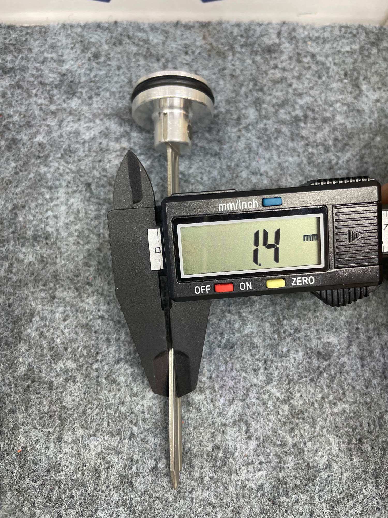 Ron, lưỡi gà súng bắn đinh F50