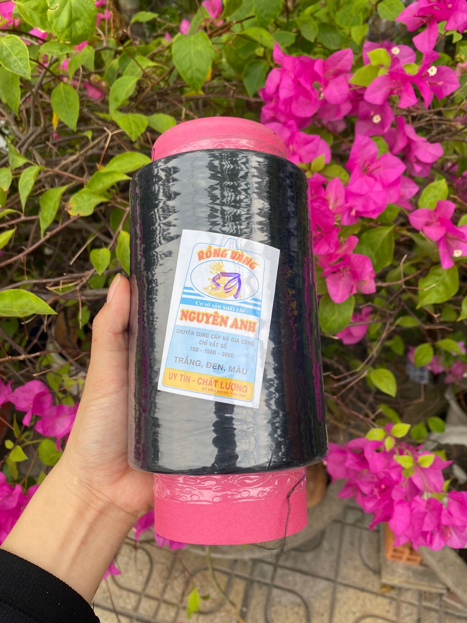Chỉ tơ vắt sổ có 2 màu trắng đen