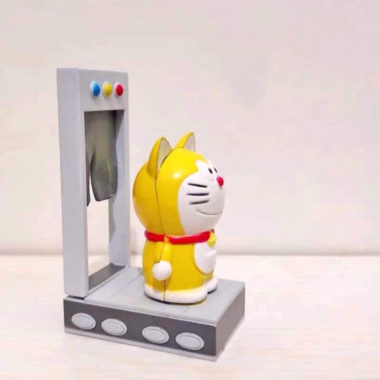Mô hình Doraemon Vàng