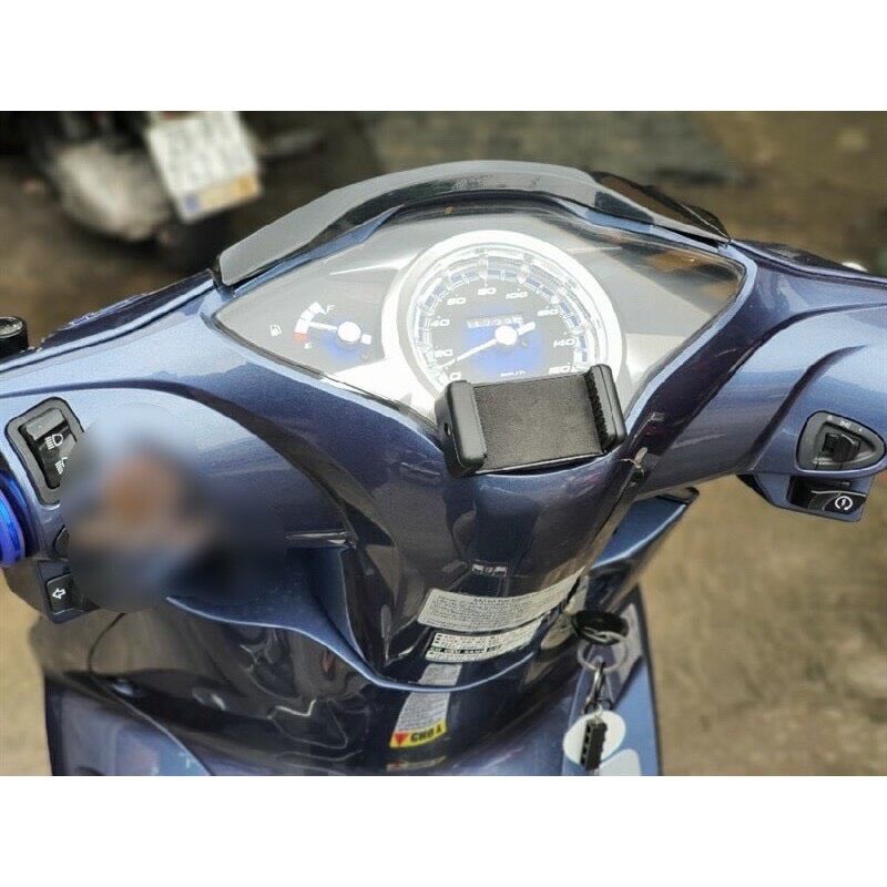 Kẹp điện thoại dán lên đồng hồ xe máy