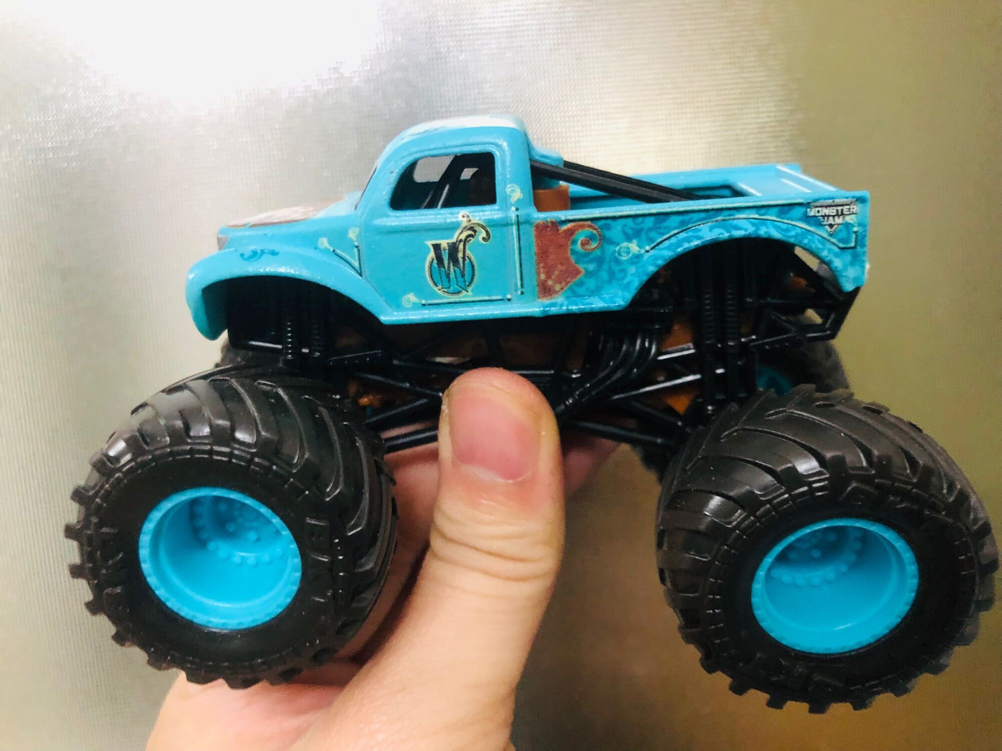 Bộ các xe Monster Jam đổi màu lạnh dạng vảy mới về
