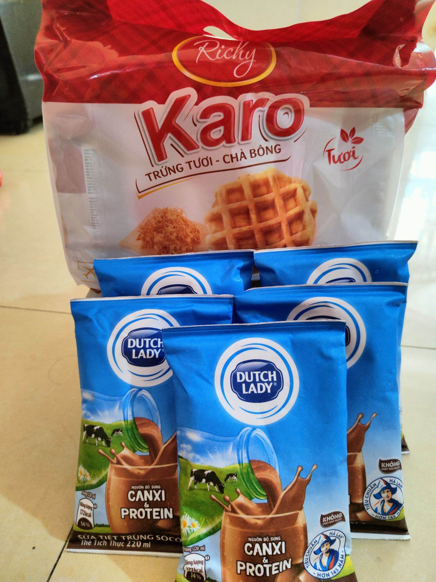 Combo bánh caro + 5 bịch sữa cô gái hà lan