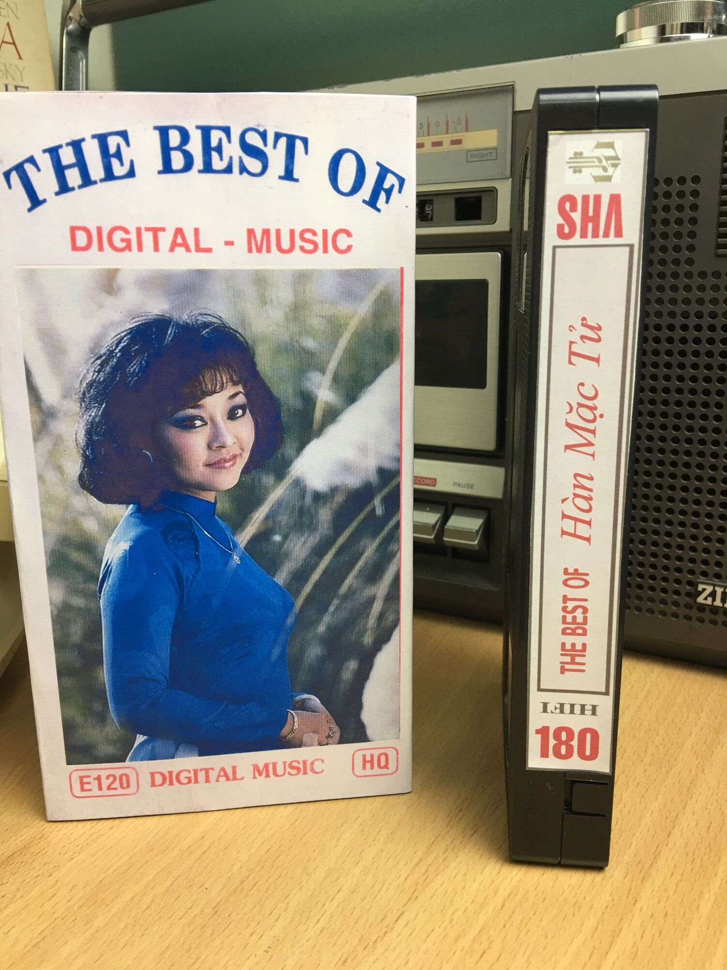 Băng VHS có chương trình Hương Lan và các ca sĩ