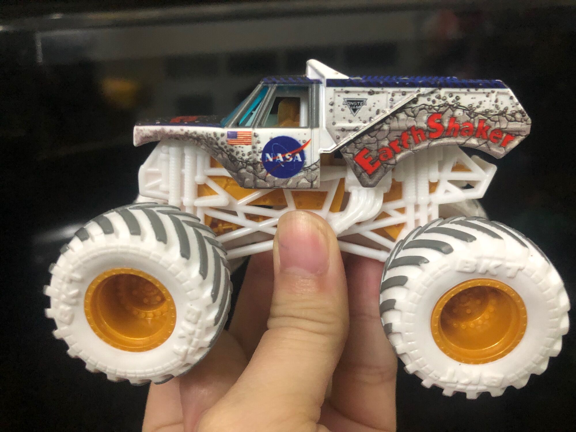 Series các mẫu xe Monster Jam Earth Quake