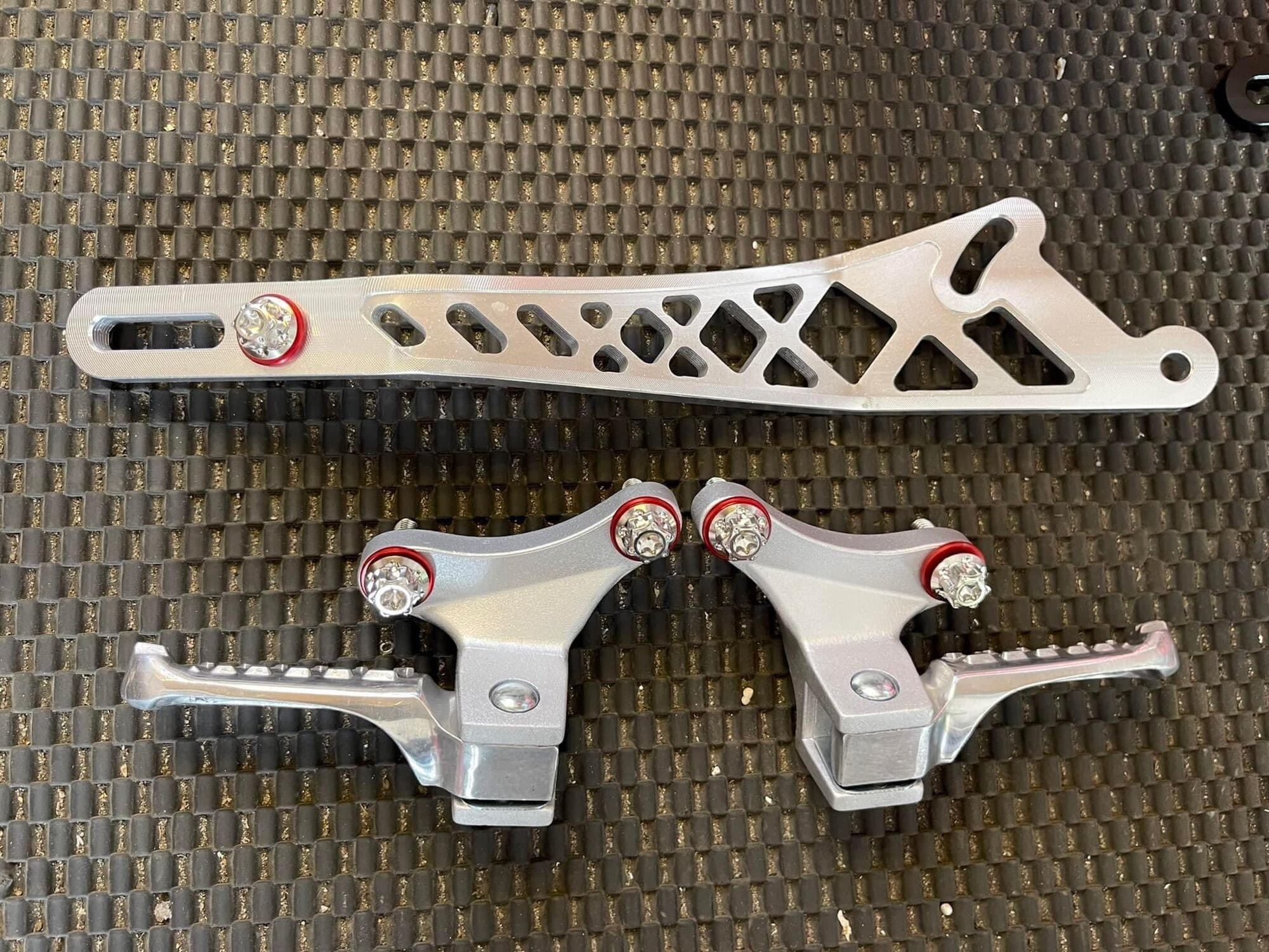 GÁC CHÂN MALAY FULL ỐC GẮN EX 155