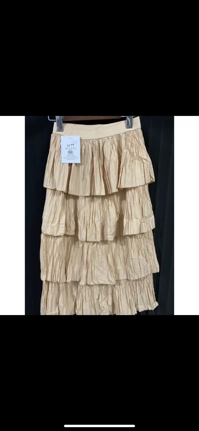 Chân váy xếp ly 4 tầng.