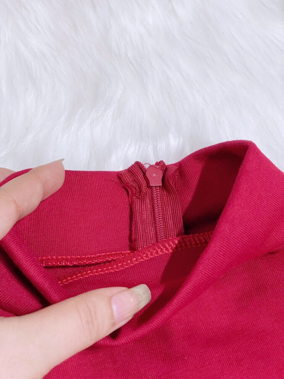 Đầm body cổ lọ tay ngắn xẻ tà.