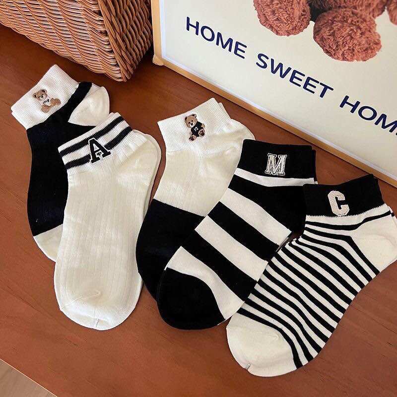 Set 5 đôi tất vớ cổ ngắn mix trắng đen hình gấu dễ thương