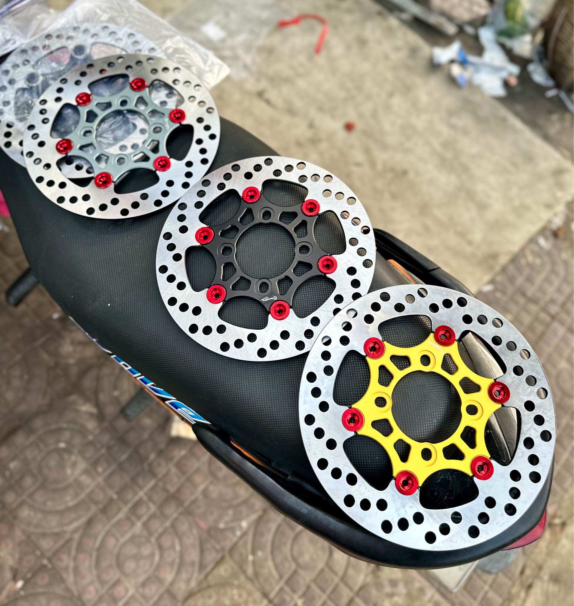 Đĩa thắng Brembo Moto 3 Khoen Đỏ 220mm