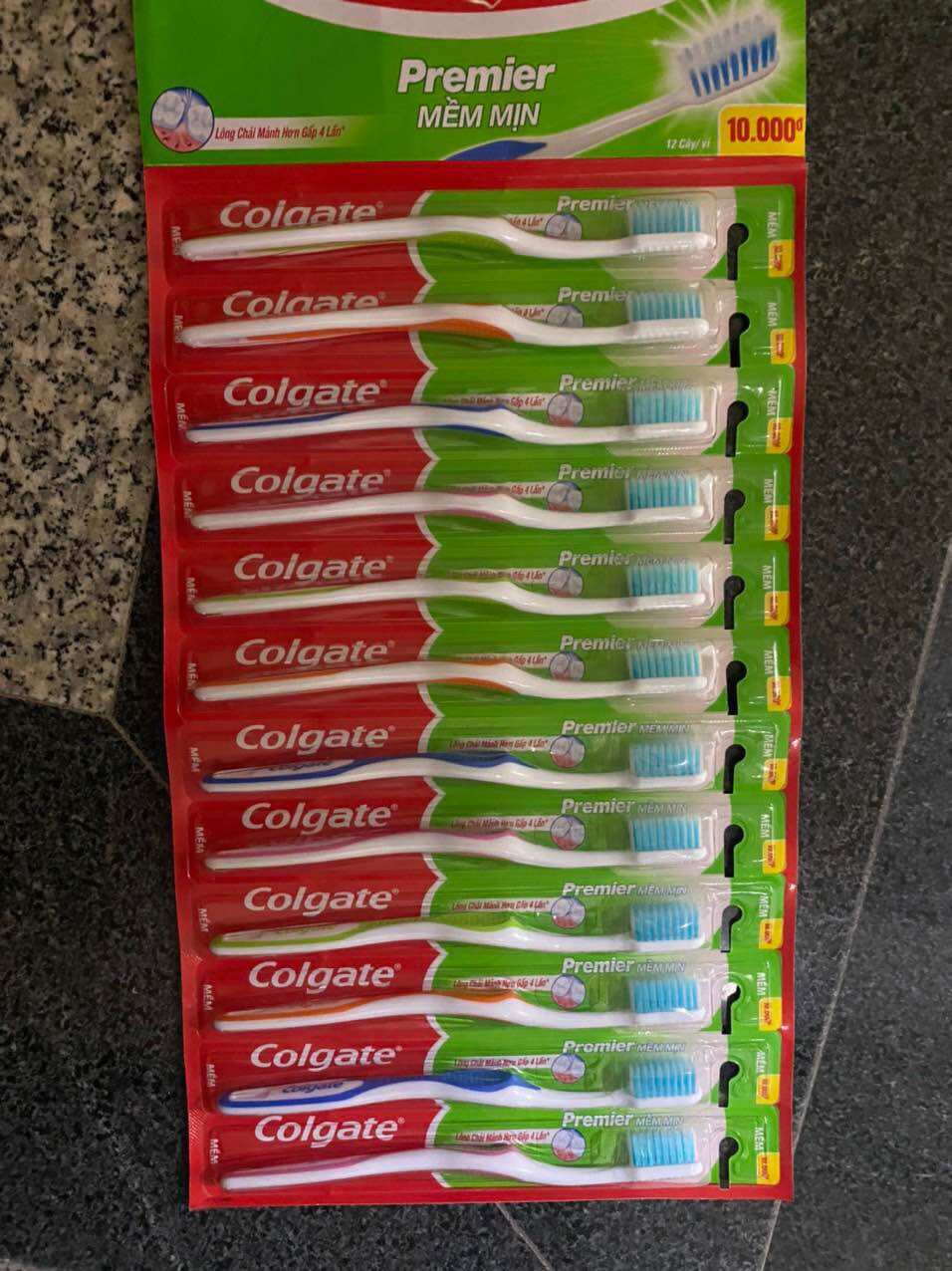 Bàn chải đánh răng Colgate Premier mềm mịn (1 cây)