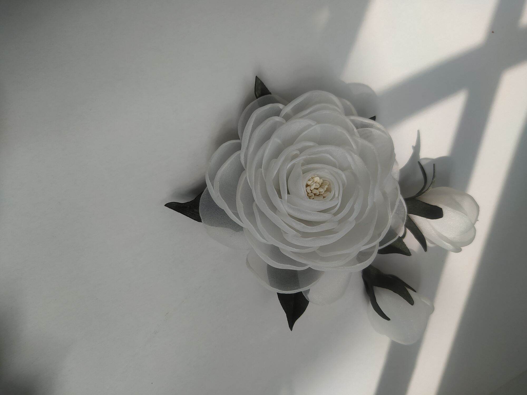 Hoa chùm cài áo handmade Canto màu trắng