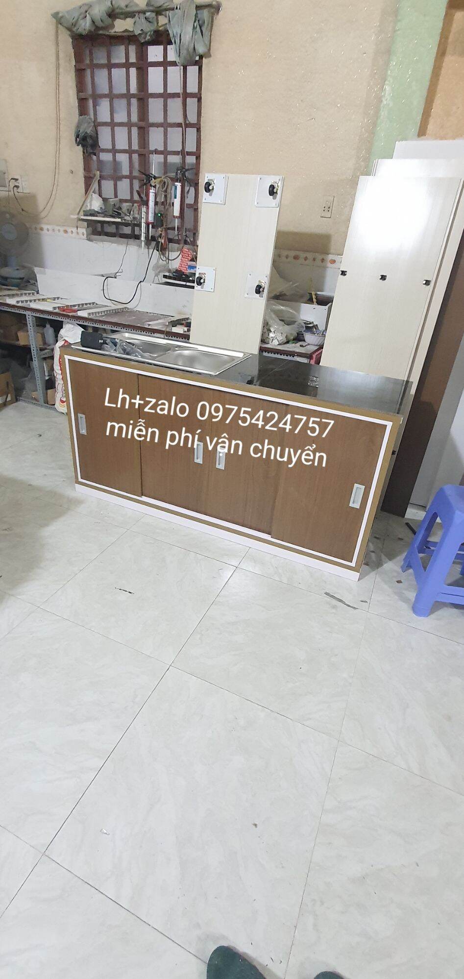 Tủ bếp sẵn bồn mặt gạch cửa lùa giá xưởng