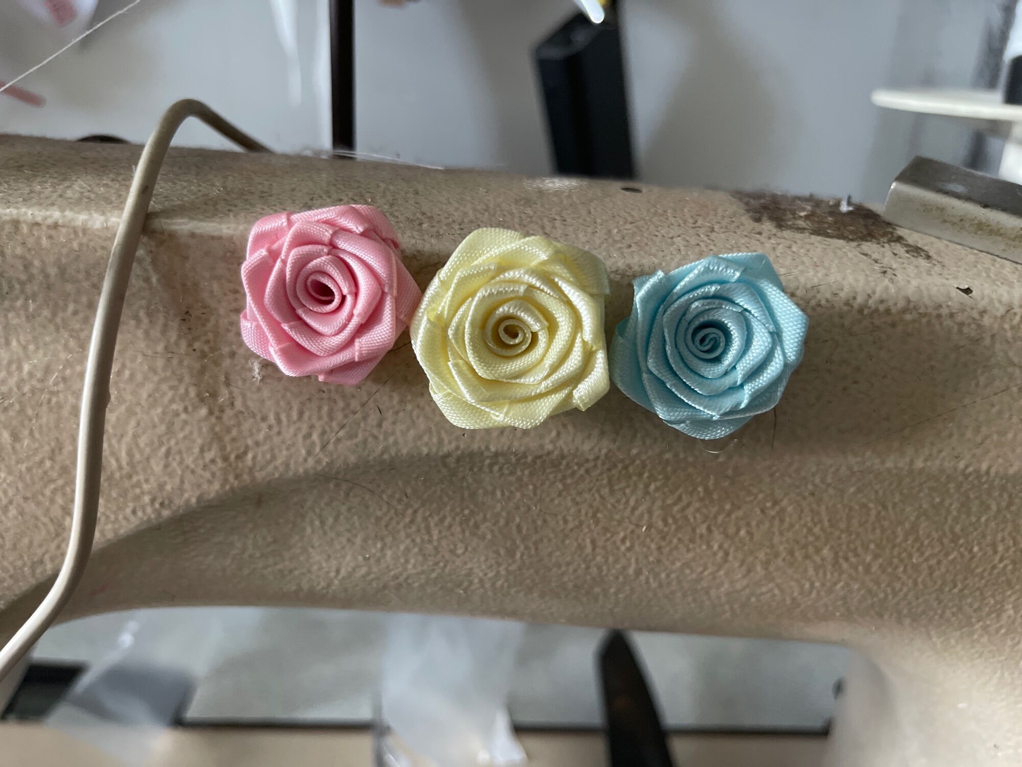 Hoa cuốn bằng ruy băng lụa, 30 cái 75k