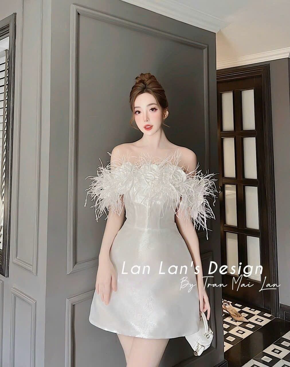 Đầm trễ vai trắng hoa hồng lông vũ