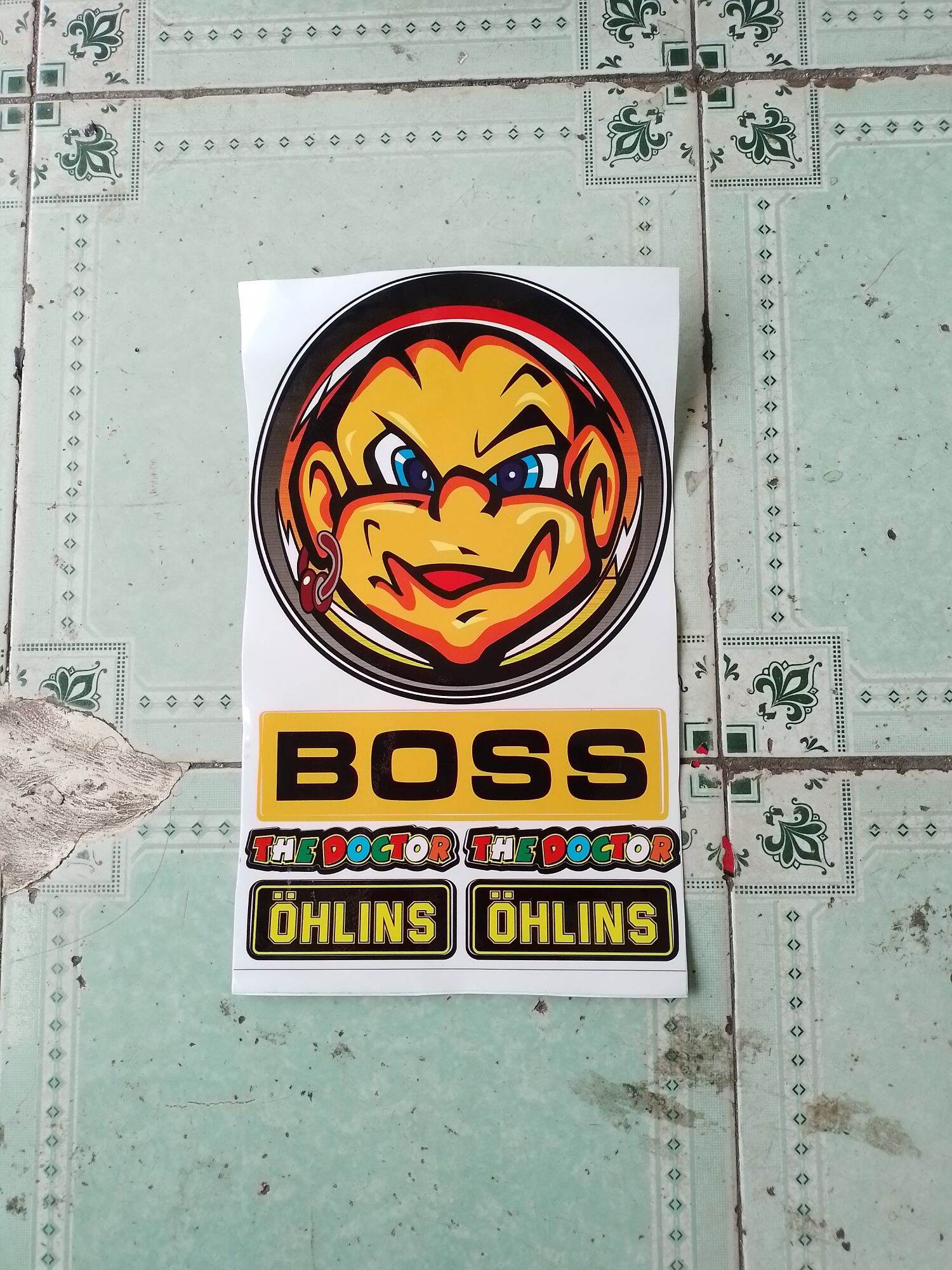 logo boss dán gầm xe , có tặng thêm logo ticker dán đầu xe