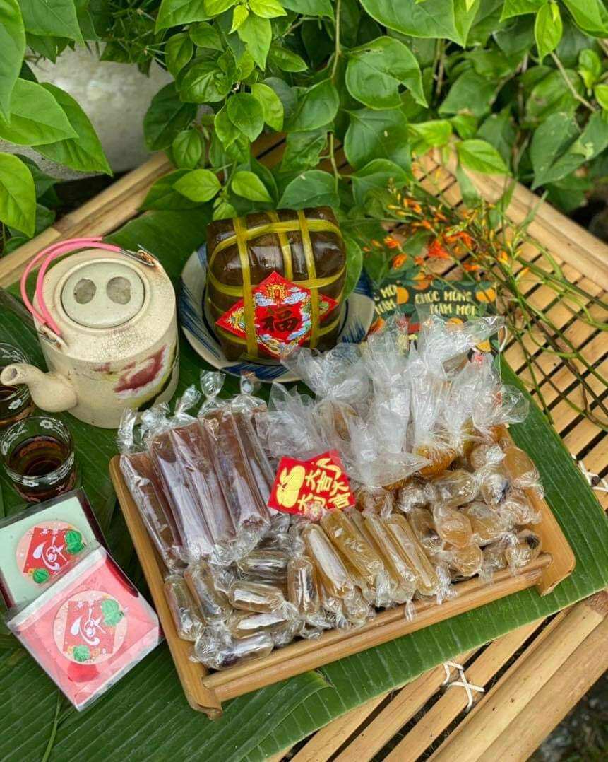 Hộp mứt Ngũ phúc đông đầy 700g (Mứt me quấn khúc,  mứt tắc,mứt gừng viên,  mứt khóm,  mứt mãng cầu)